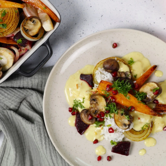 Vegetargryte med bakte grønnsaker og ris