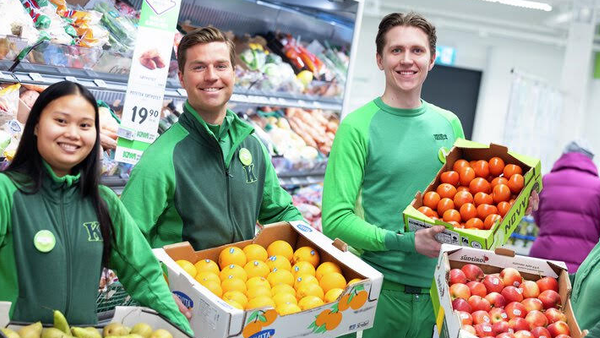 KIWI-ansatte som holder kasser med frukt og grønt.