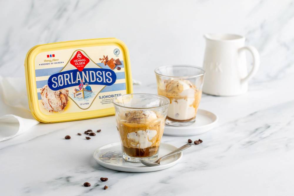 To kopper med espresso, begge toppet med hver sin kule Sjokobiter-is fra Sørlandsis.