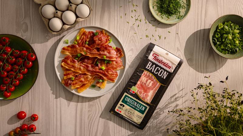 Bacon som er stekt i ovn og en pakke med Finsbråten bacon.