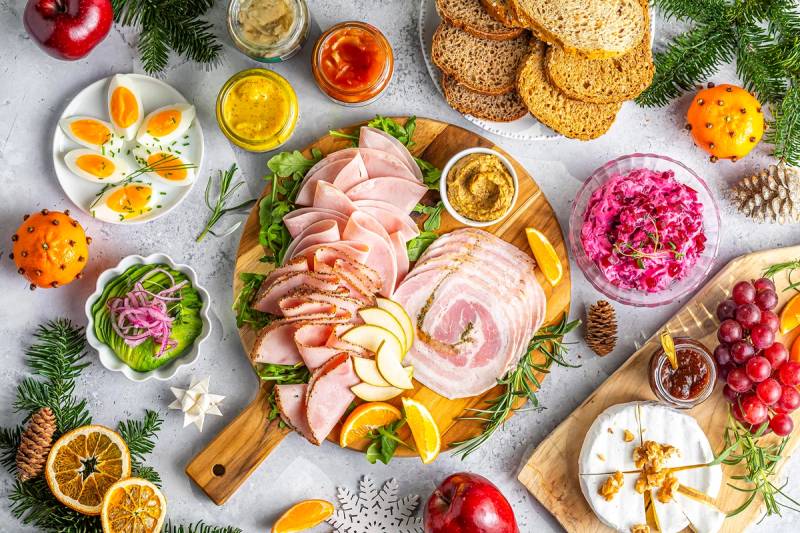 Masse ulikt pålegg som passer til julefrokosten, bl. a. skinke, egg, brie og rødbetesalat.