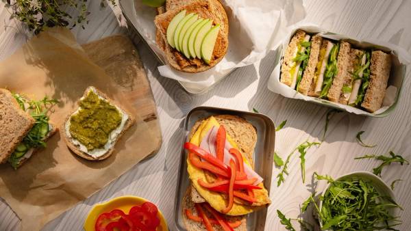 Tre ulike matpakker til tur.