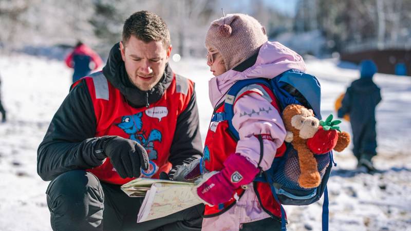 Mann og barn som ser på kart på Kom deg ut dagen.