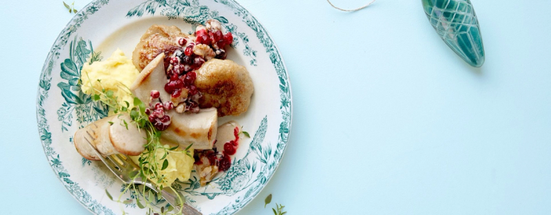 Juletallerken med julepølse og tilbehør.