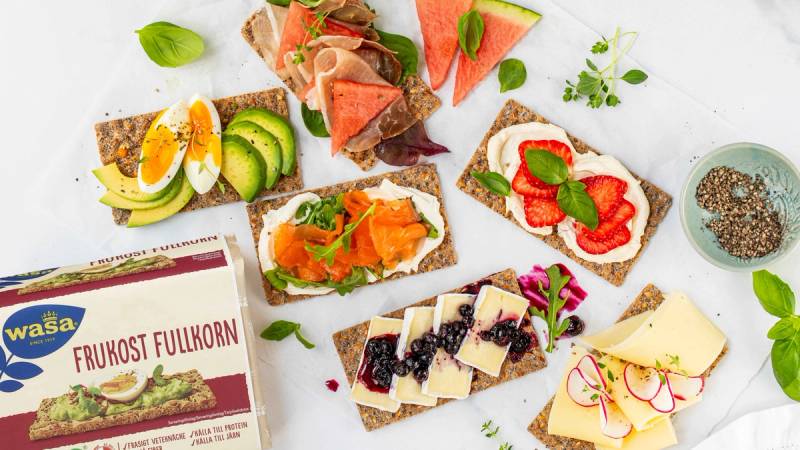 Samlebilde av Wasa knekkebrød fullkorn med ulike typer pålegg.