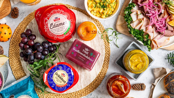 Bord med julefrokost med ulike typer pålegg, tilbehør og ost fra TINE.