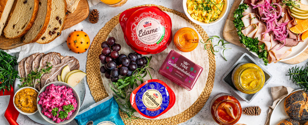 Bord med julefrokost med ulike typer pålegg, tilbehør og ost fra TINE.