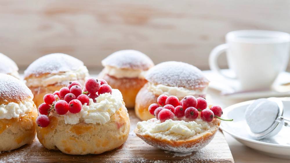 Fastelavnsboller med krem, frosne rips og melisdryss.