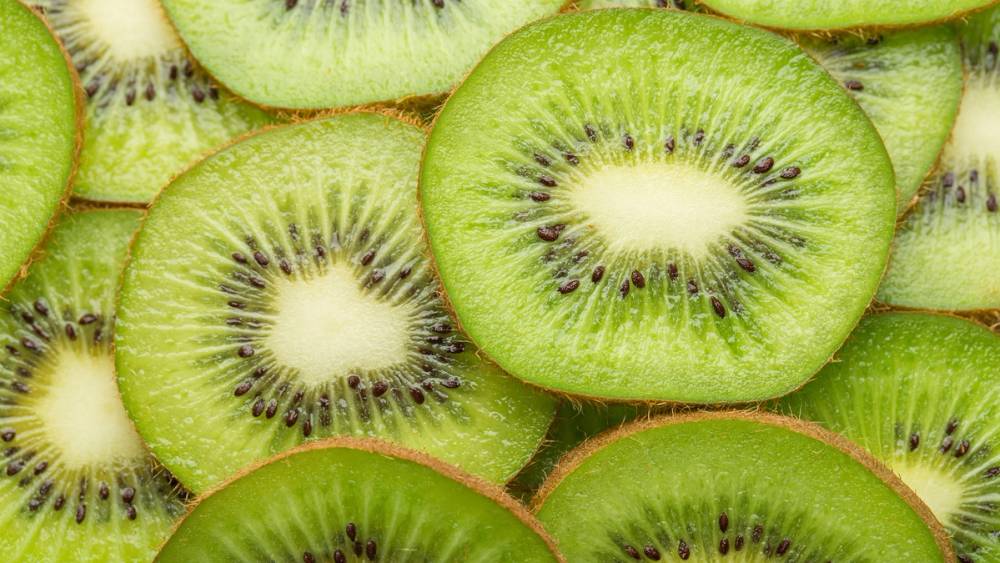 Kiwi som er delt i skiver.