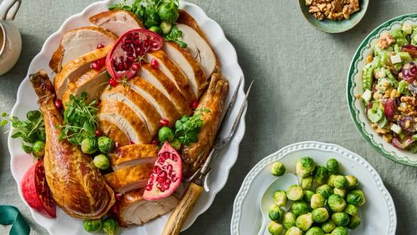 Hel kalkun med tilbehør.