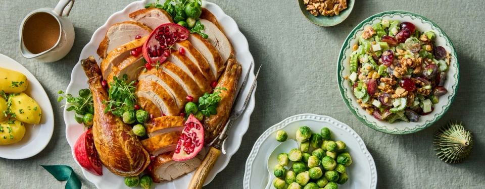 Hel kalkun med tilbehør.