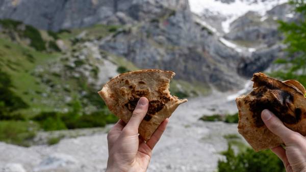 Hender som holder wraps på tur.