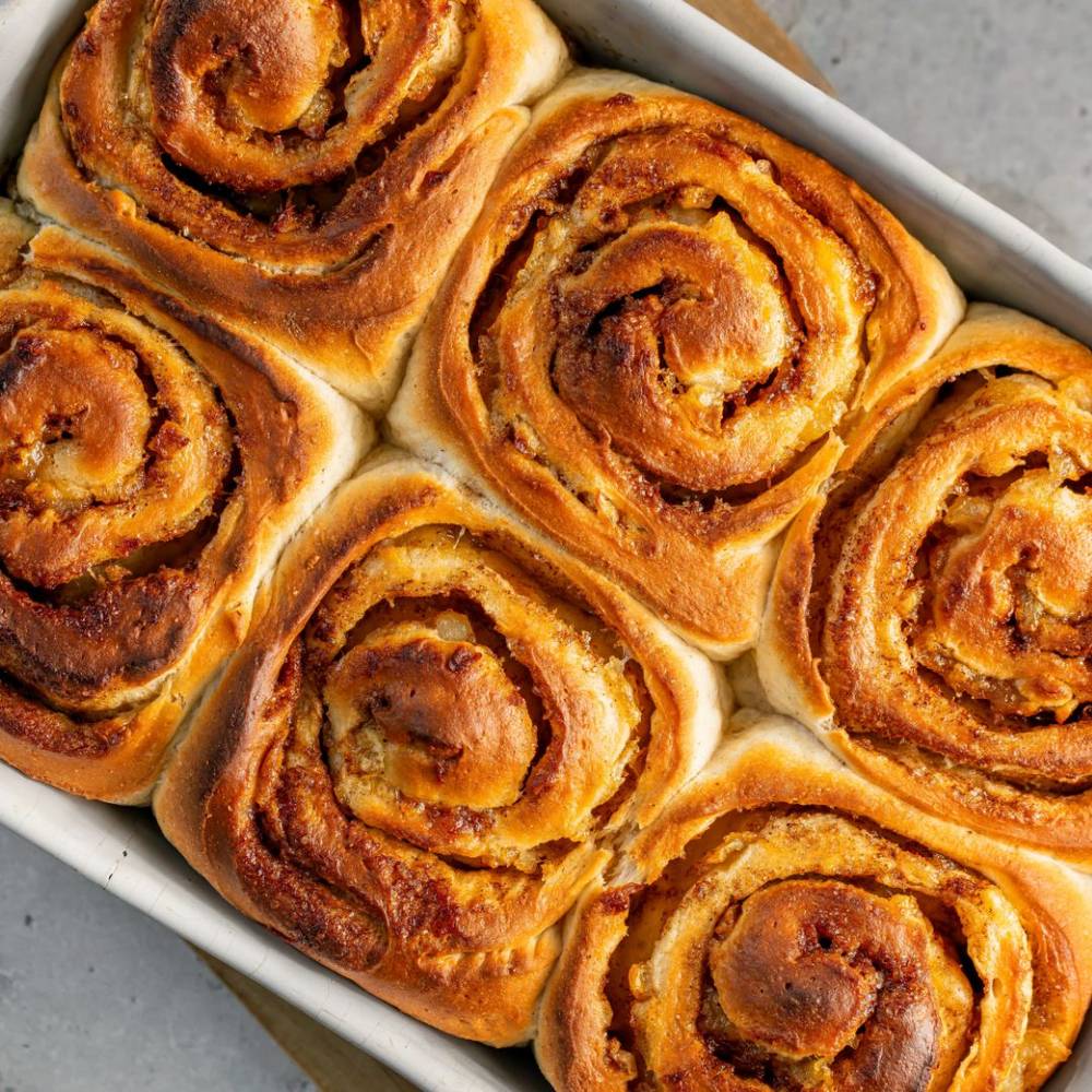 Kanelboller bakt i ildfast form.