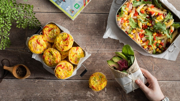 Omelettmuffins, wraps og salat.