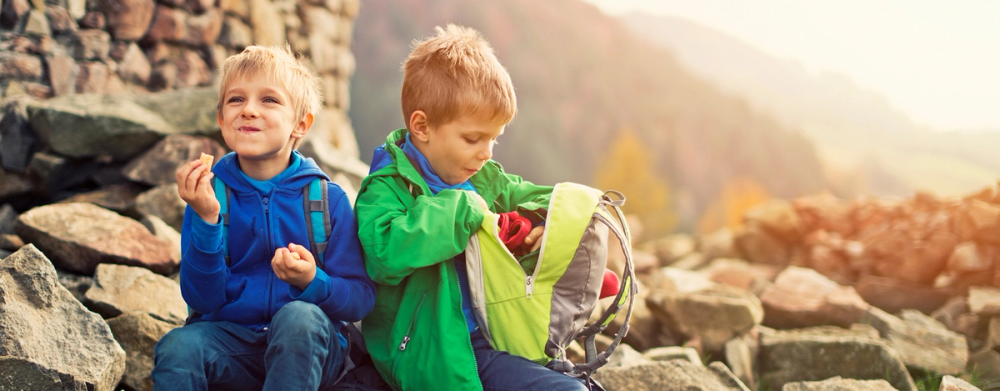 To barn som spiser turmat.