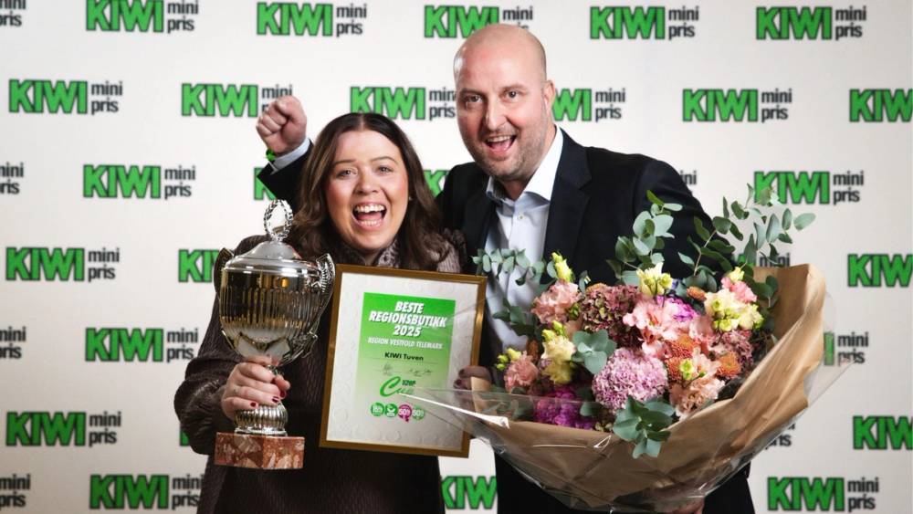 Butikksjef Christina Norby Kandola og regionssjef Ole Jørgen Kjellberg jubler for hele KIWI Tuven.