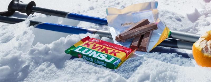 En lukket og en åpen Kvikk Lunsj på skitur.