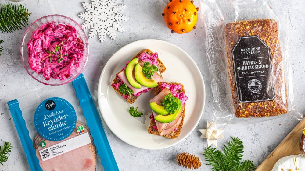 Havre- og surdeigsbrød med rødbetsalat, krydderskinke og avokado.