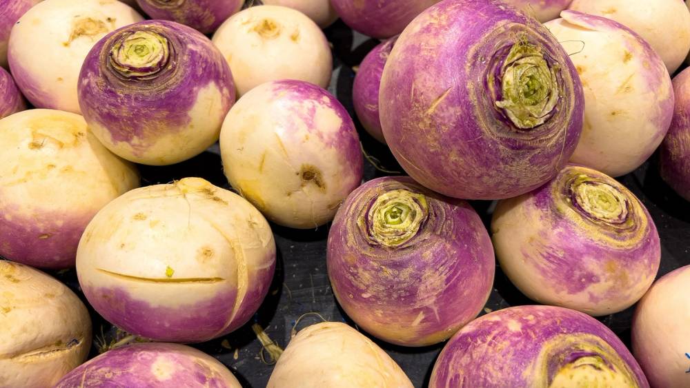 En haug med hel kålrot.