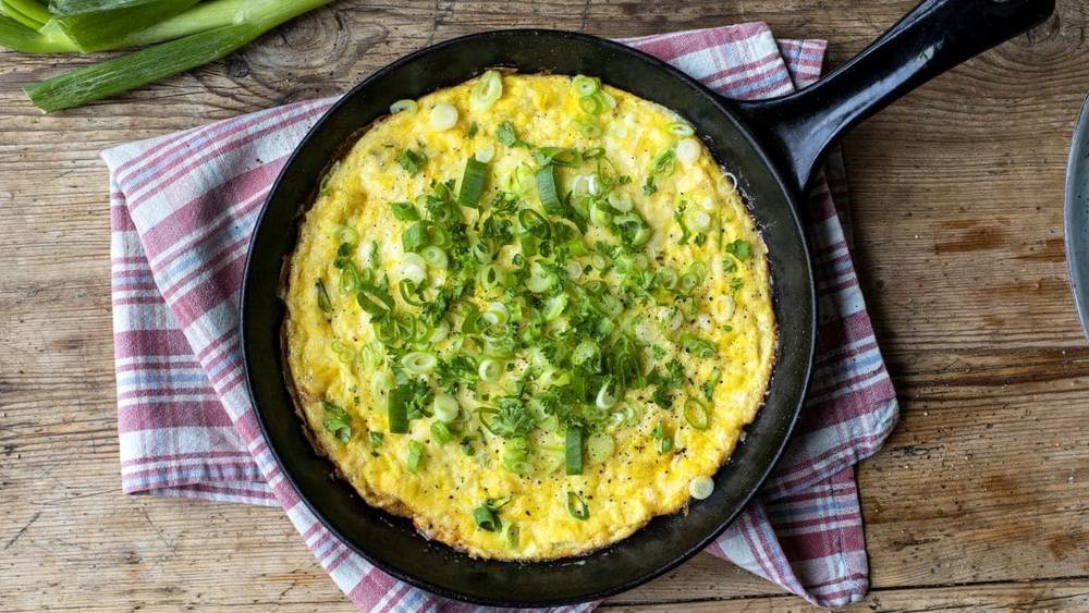 Fransk omelett med vårløk.