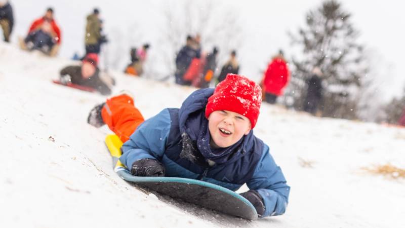 Gutt som aker i vinterferien.