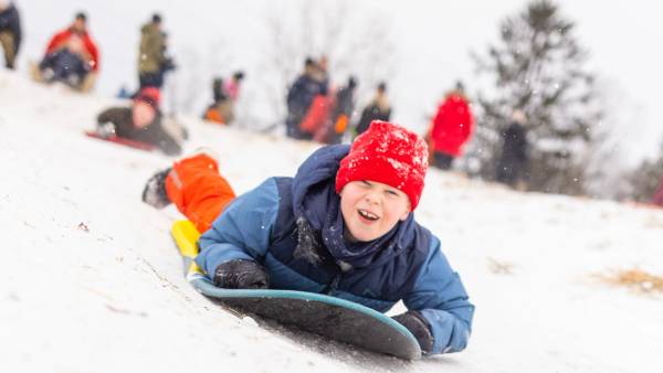 Gutt som aker i vinterferien.