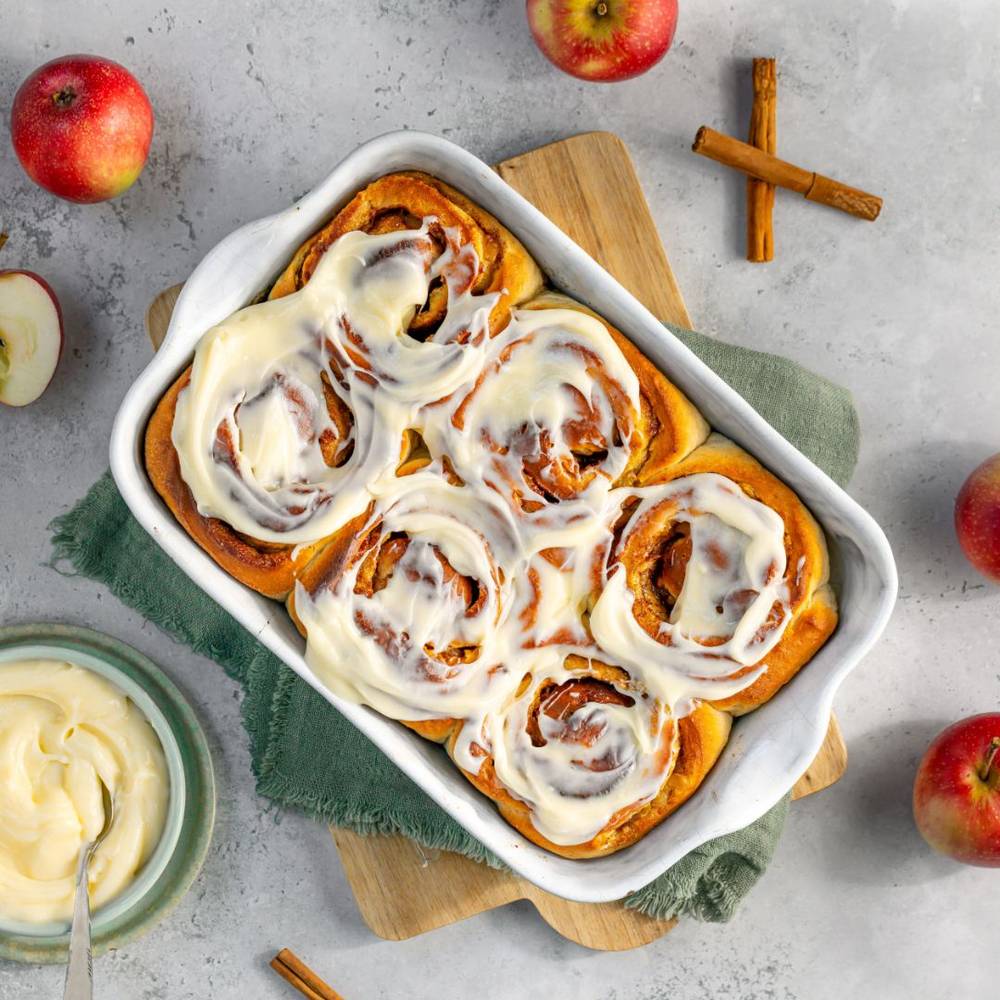 Kanelboller i form med kremostfyll.