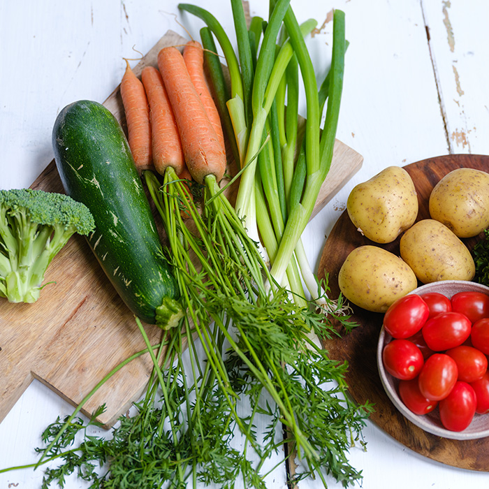 Samlebilde av ulike grønnsaker som gulrot, vårløk, squash og poteter.