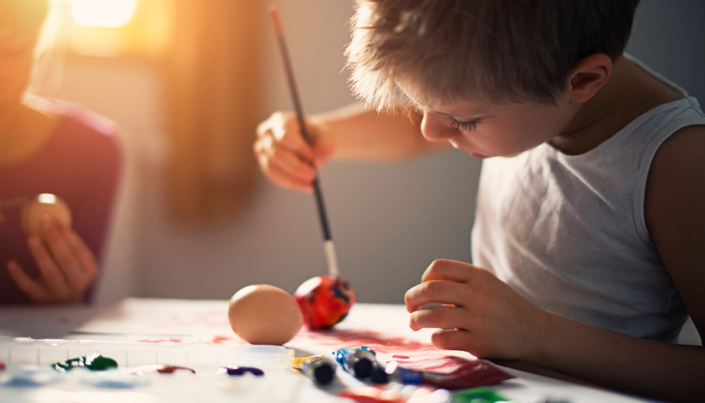 Barn som holder på å male egg.