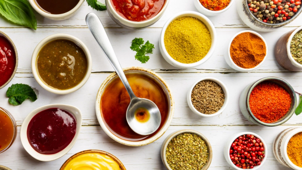 Ulike smaksforsterkere i skåler på et bord.