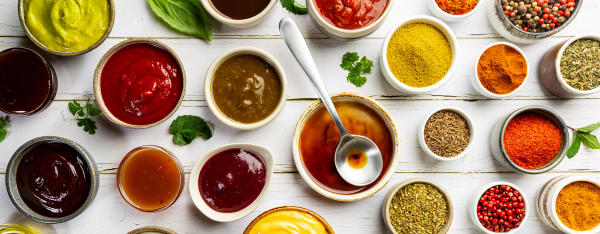 Ulike smaksforsterkere i skåler på et bord.