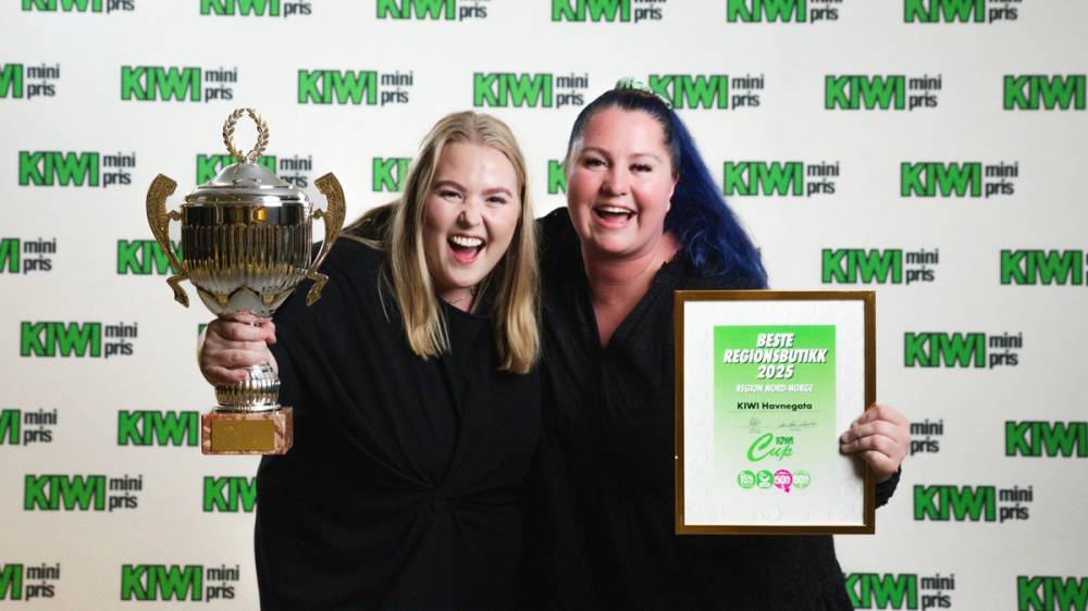 Butikksjef Ida-Marlen Hangstad og hennes supervikar Marianne Sørli Hegna jubler for KIWI Havnegata.