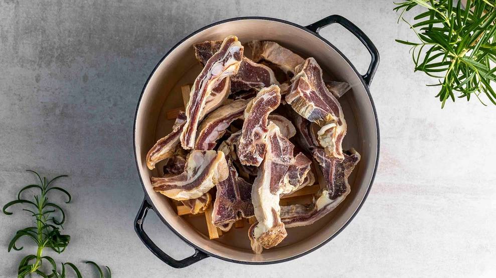 Vanne ut pinnekjøtt i kjele.