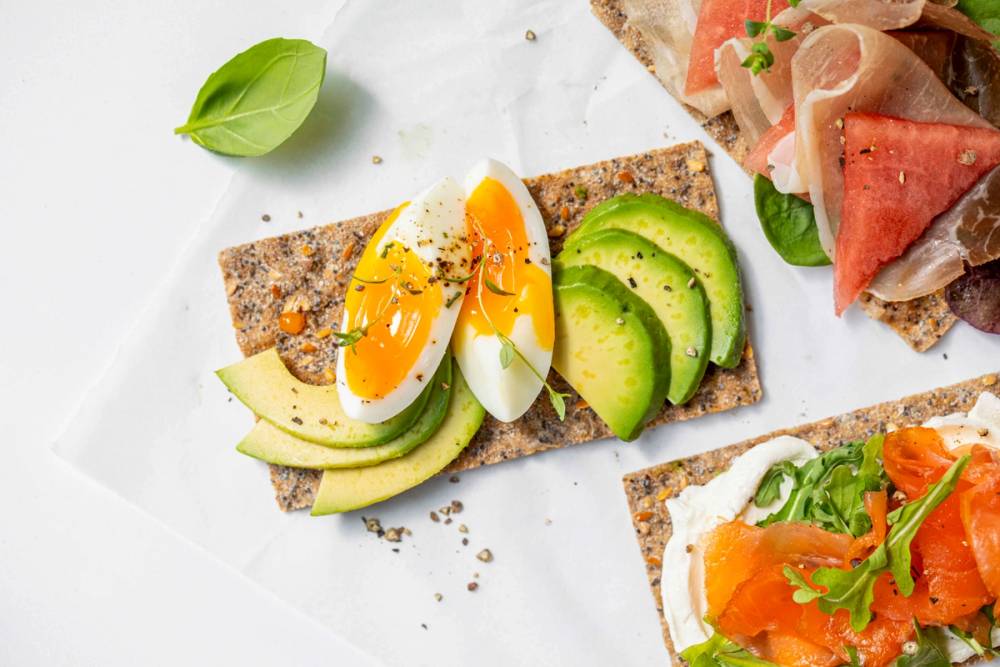 Knekkebrød fra Wasa med kokt egg og avokado.