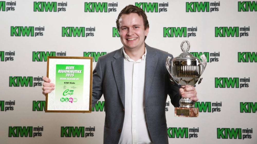 Butikksjef Frederik Raknerud Werket-Larsen tok stolt imot pokalen for regionens beste butikk.