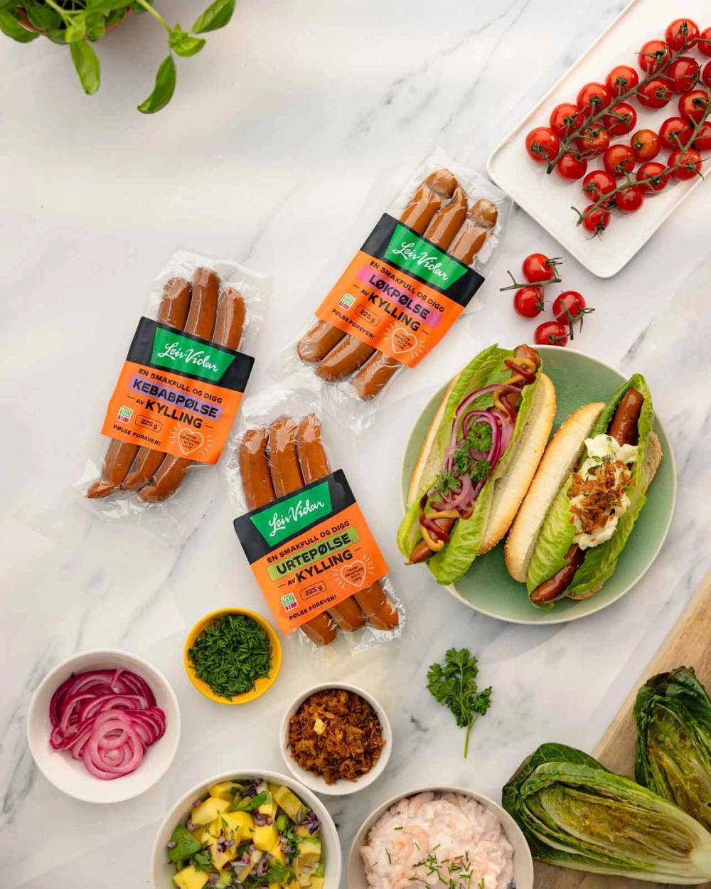 Pølser og topping sammen med tre pakker kyllingpølser fra Leiv Vidar.