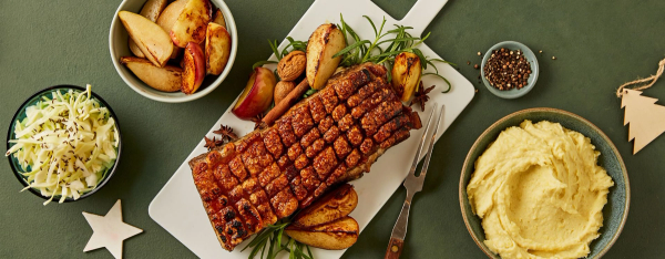 Ribbenstek med tilbehør på grønt bord.