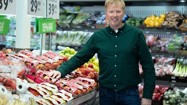 Vegard Kjuus i frukt- og grøntavdelingen i KIWI.