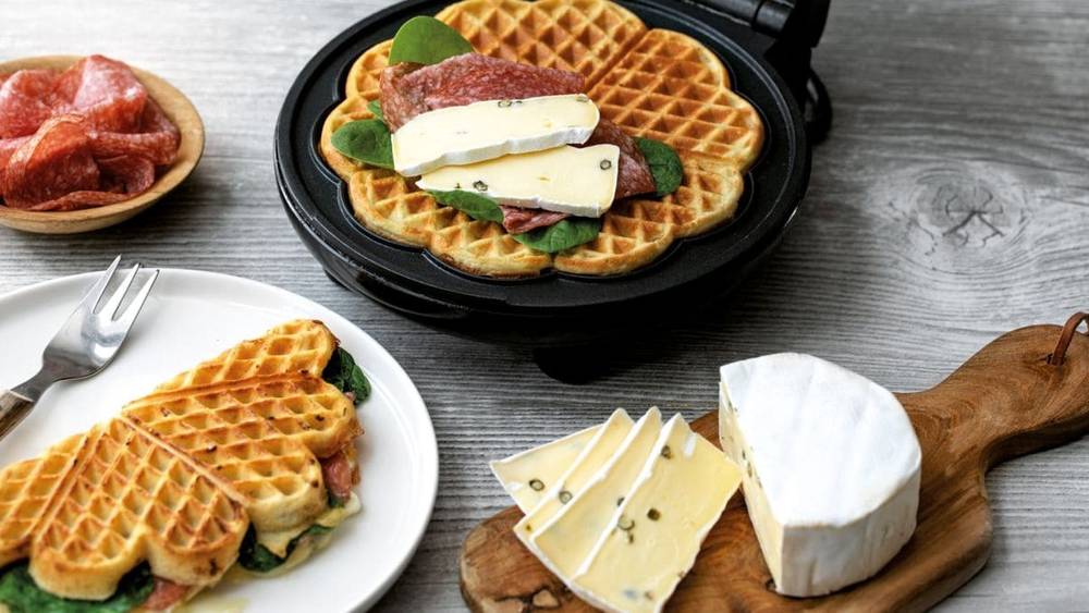 Vaffel med brie og spekeskinke.