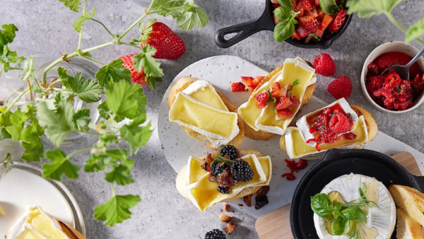 Camembert som er bakt i ovnen med bær.