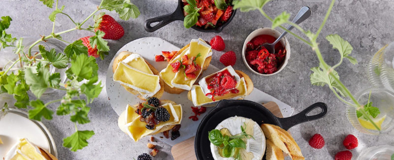 Camembert som er bakt i ovnen med bær.