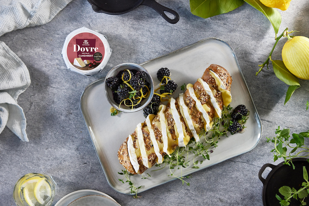 Hvitløksbrød med camembert servert med bær-