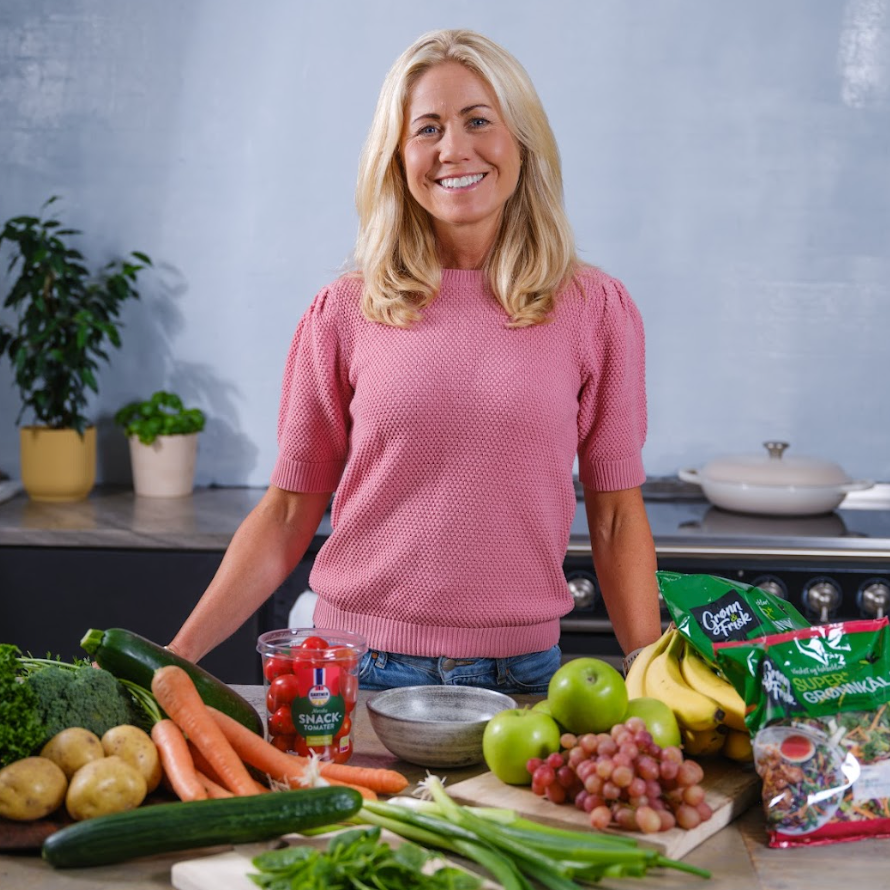 Tine Mejlbo Sundfør i kjøkken med grønnsaker på kjøkkenøya.