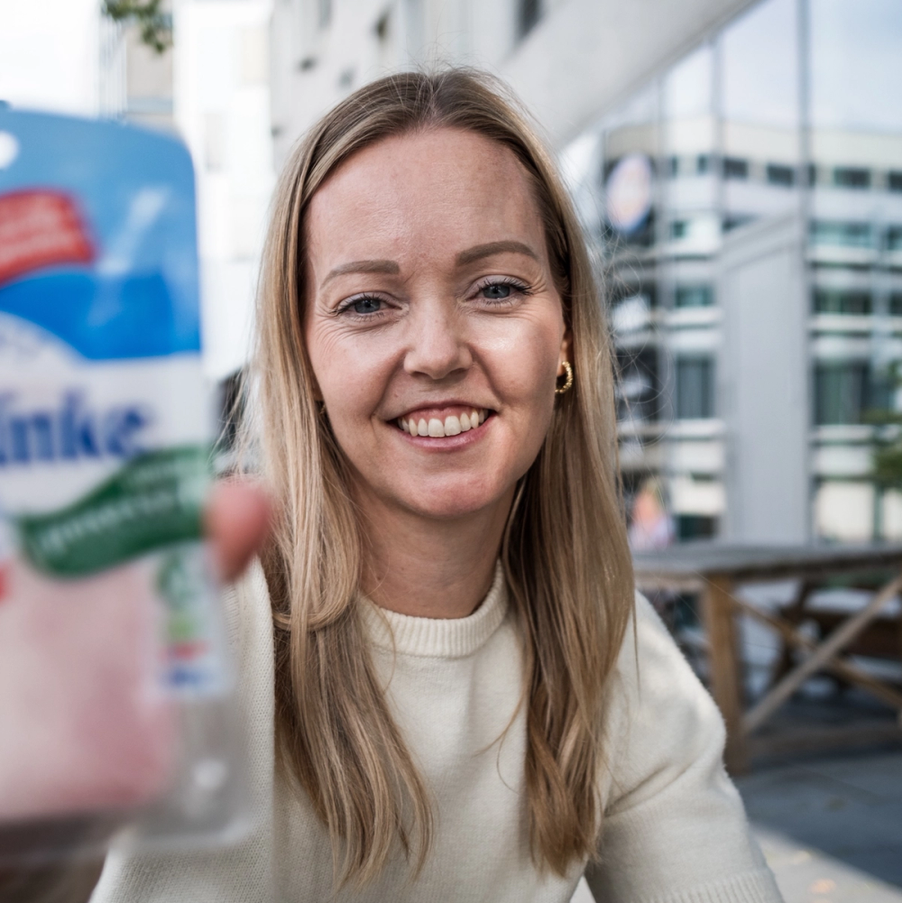 Guro Waage, fagsjef for ernæring i Nortura holder en pakke med skinke