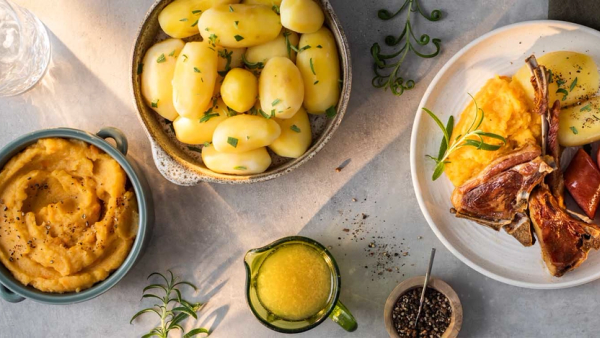 Juletallerken med pinnekjøtt, kålrotstappe, poteter og vossakorv.