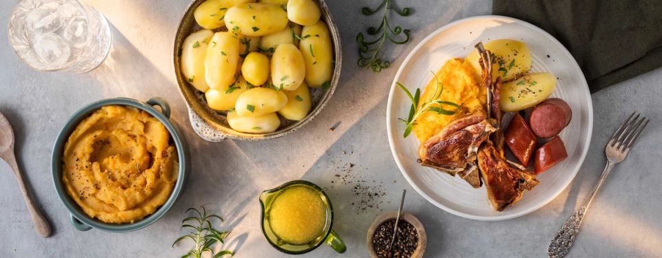 Juletallerken med pinnekjøtt, kålrotstappe, poteter og vossakorv.