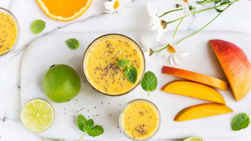 Gul smoothie med mango, appelsin og lime til påskefrokost.