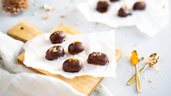 Hjemmelaget marsipan med pynt på bakepapir.