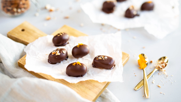 Hjemmelaget marsipan med pynt på bakepapir.