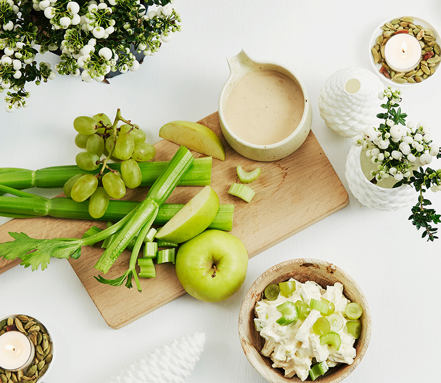 Frukt og grønnsaker som skal bli til Waldorf salat.